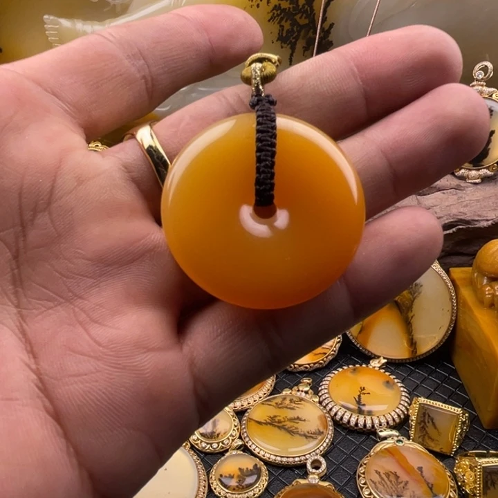 石英质玉（黄龙玉）挂件合金