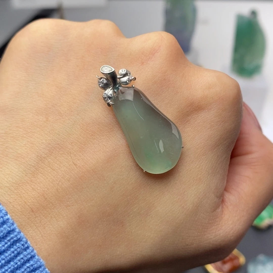 翡翠18K金镶嵌颈饰隐