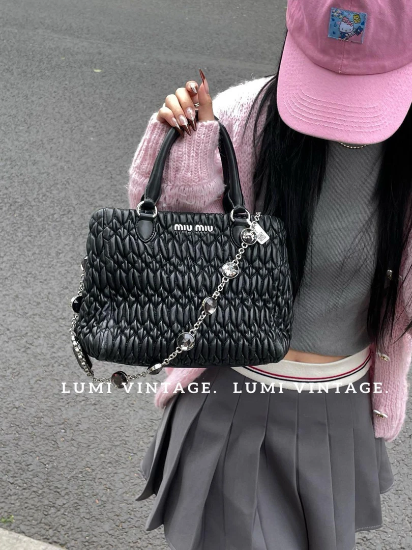 95新 MIU MIU/缪缪 黑银褶皱羊皮小号宝石托特单肩包71349011