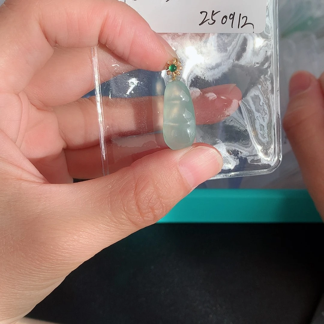 颈饰18K金镶嵌翡翠豆