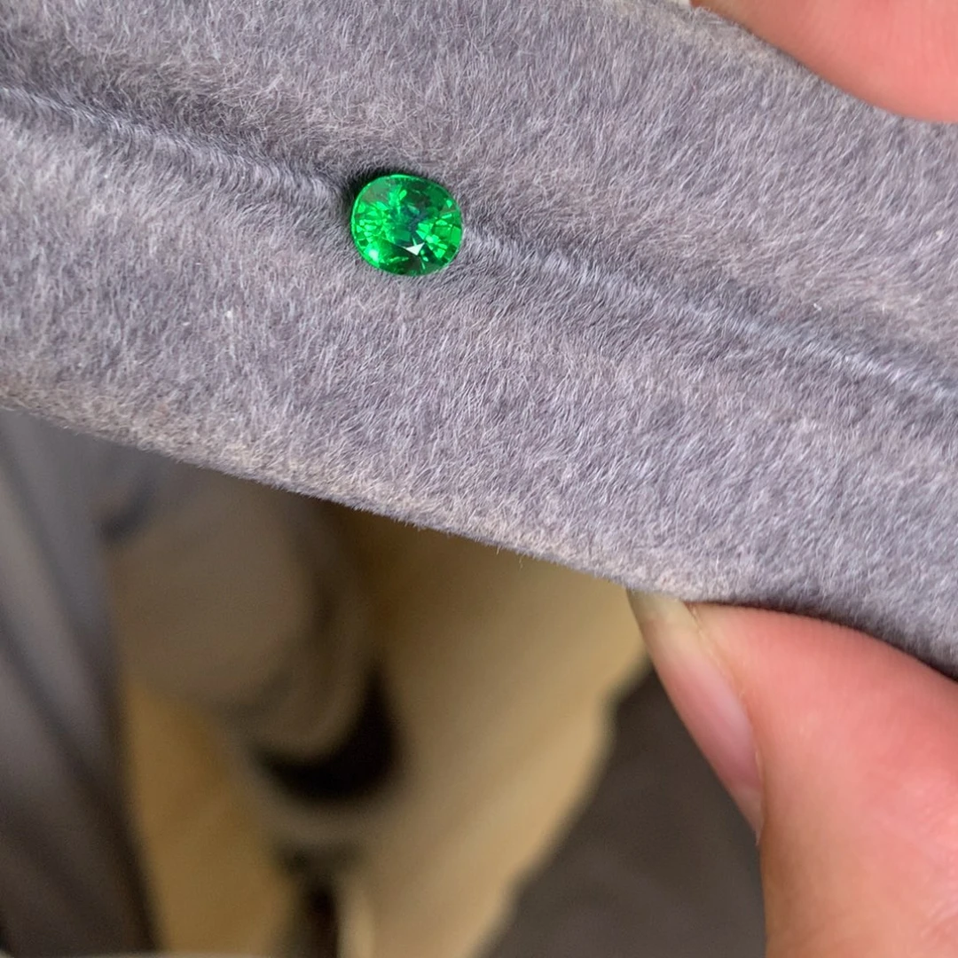 石榴石（沙弗莱）未镶嵌裸石1.04 卡扎尼绿