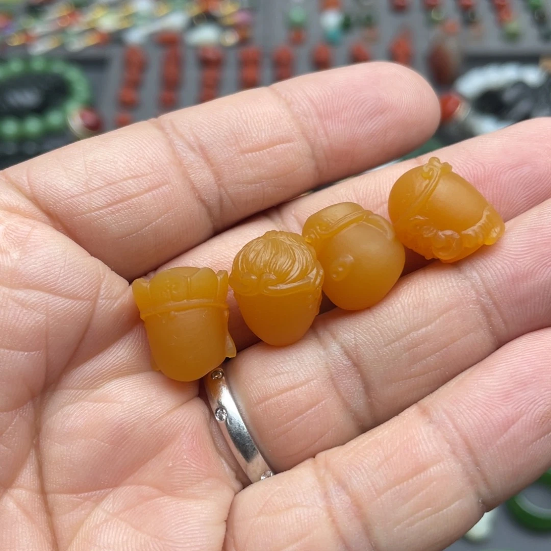 听***风石英质玉（缅黄）未镶嵌颈饰