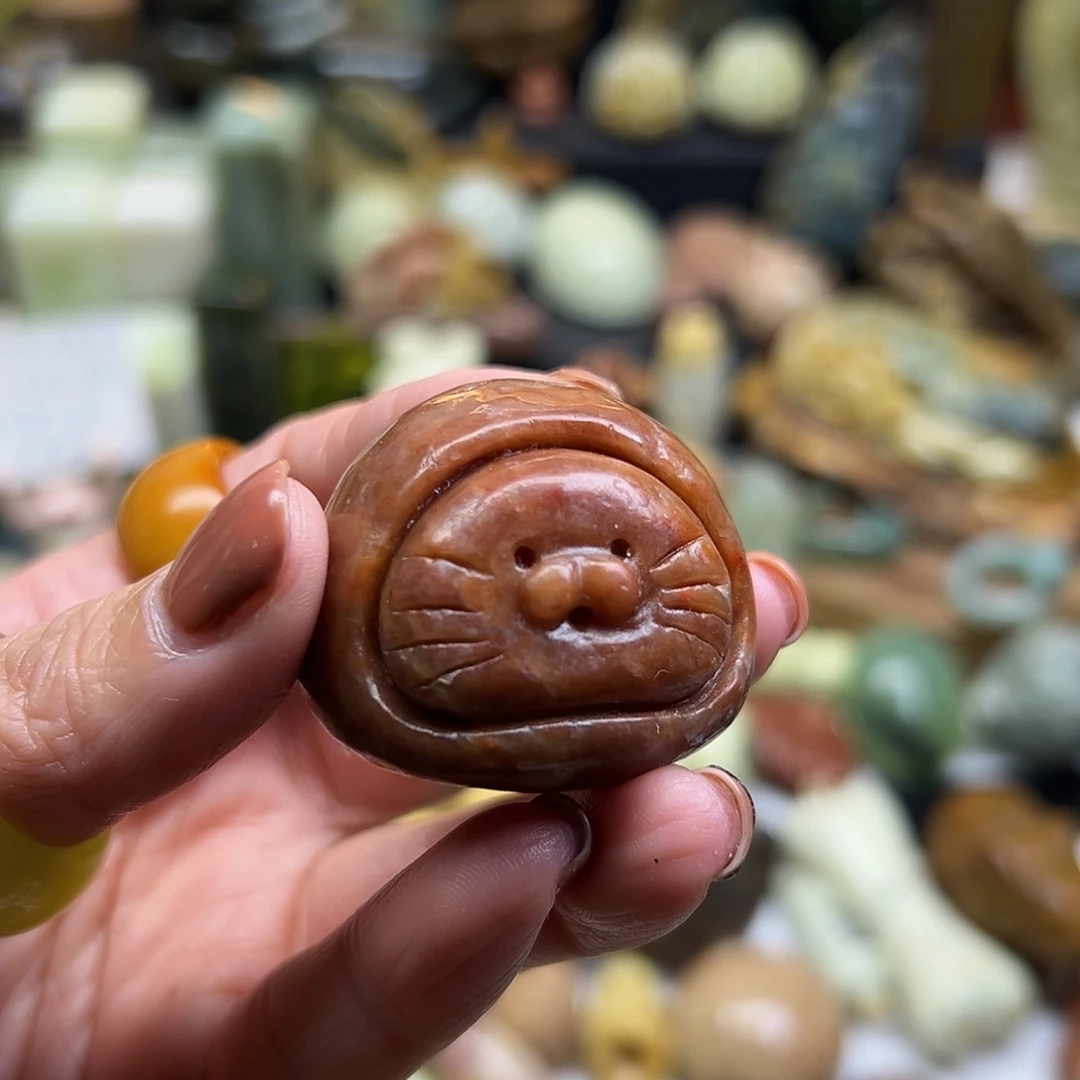 小***爱岫玉未镶嵌颈饰辽阳红猫头没光好