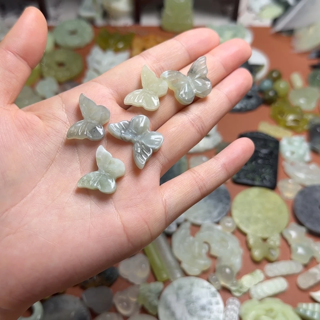 蛇纹石玉未镶嵌颈饰蝴蝶