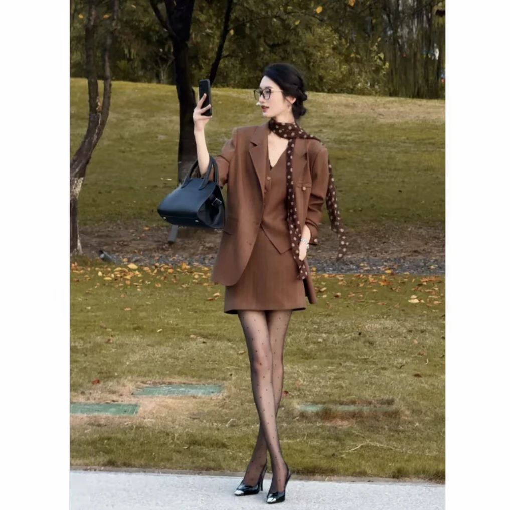 【丢丢】早秋新款法式复古高级感马甲短裙西装三件套装D53TZC3121