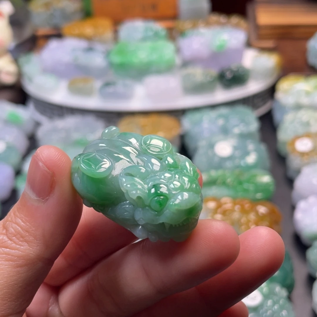 翡翠未镶嵌颈饰貔貅