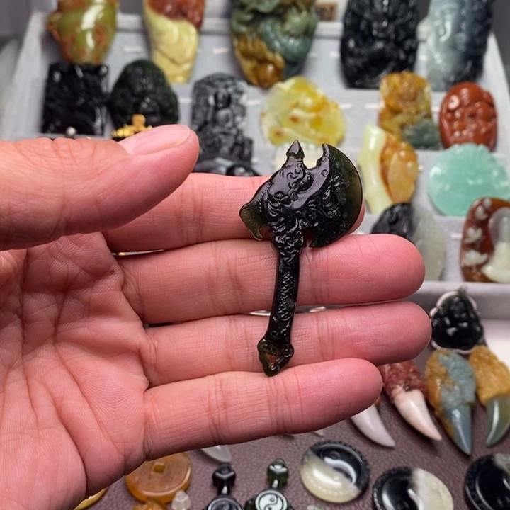 蛇纹石玉颈饰未镶嵌人**戏