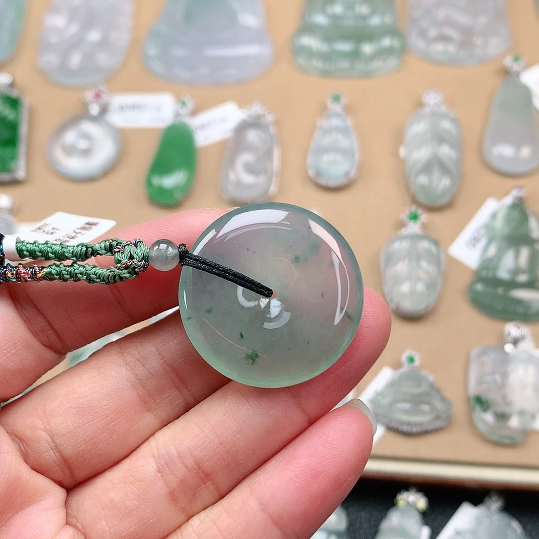 翡翠颈饰未镶嵌平安扣