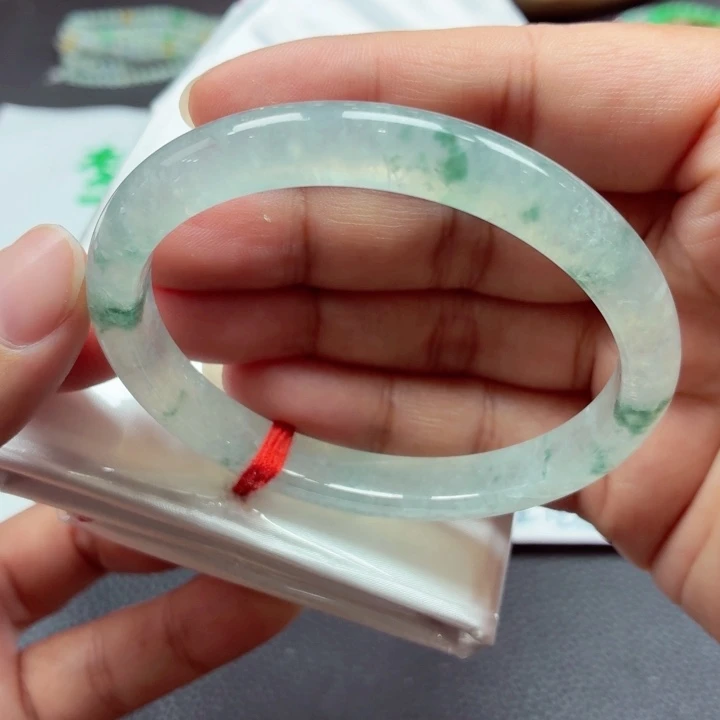 翡翠未镶嵌手镯（贵妃镯）天然缅甸A货翡翠（冰种飘花（