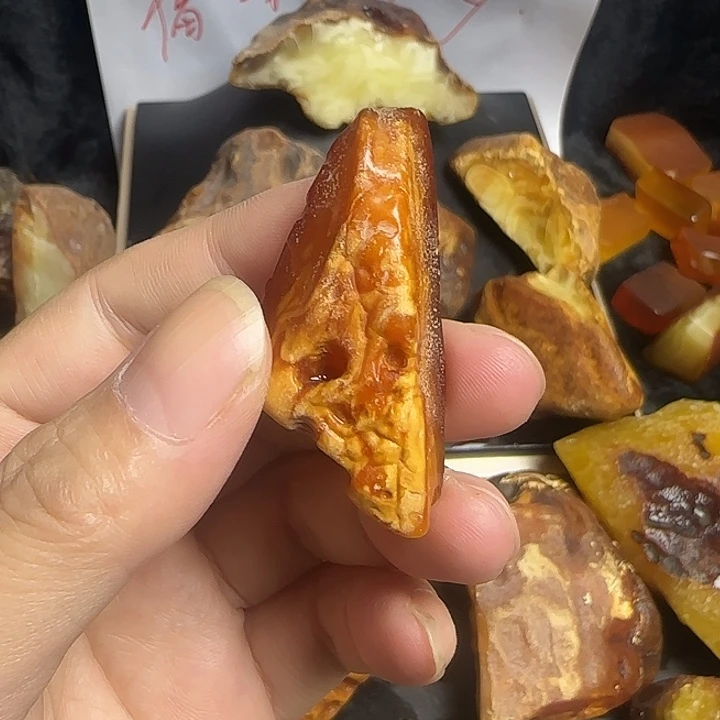 蜜蜡未镶嵌裸石白活随行吊坠