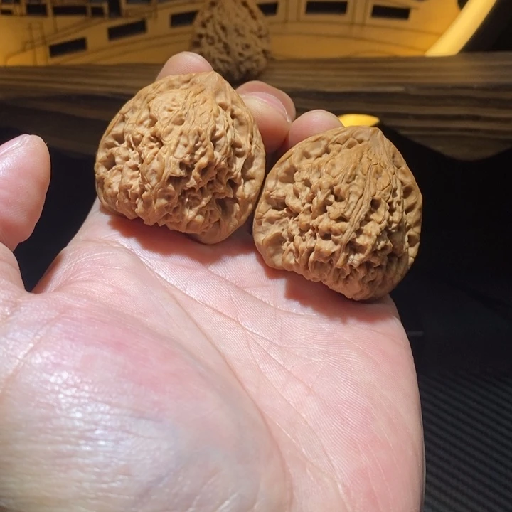 文玩核桃把件4222号41三角天残收藏有黄线