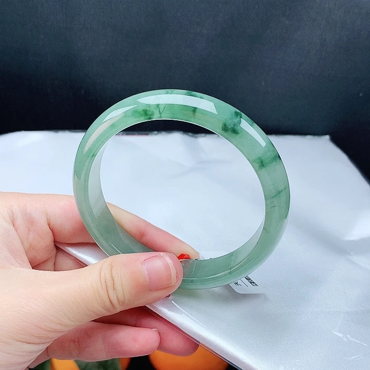 翡翠手镯未镶嵌55圈