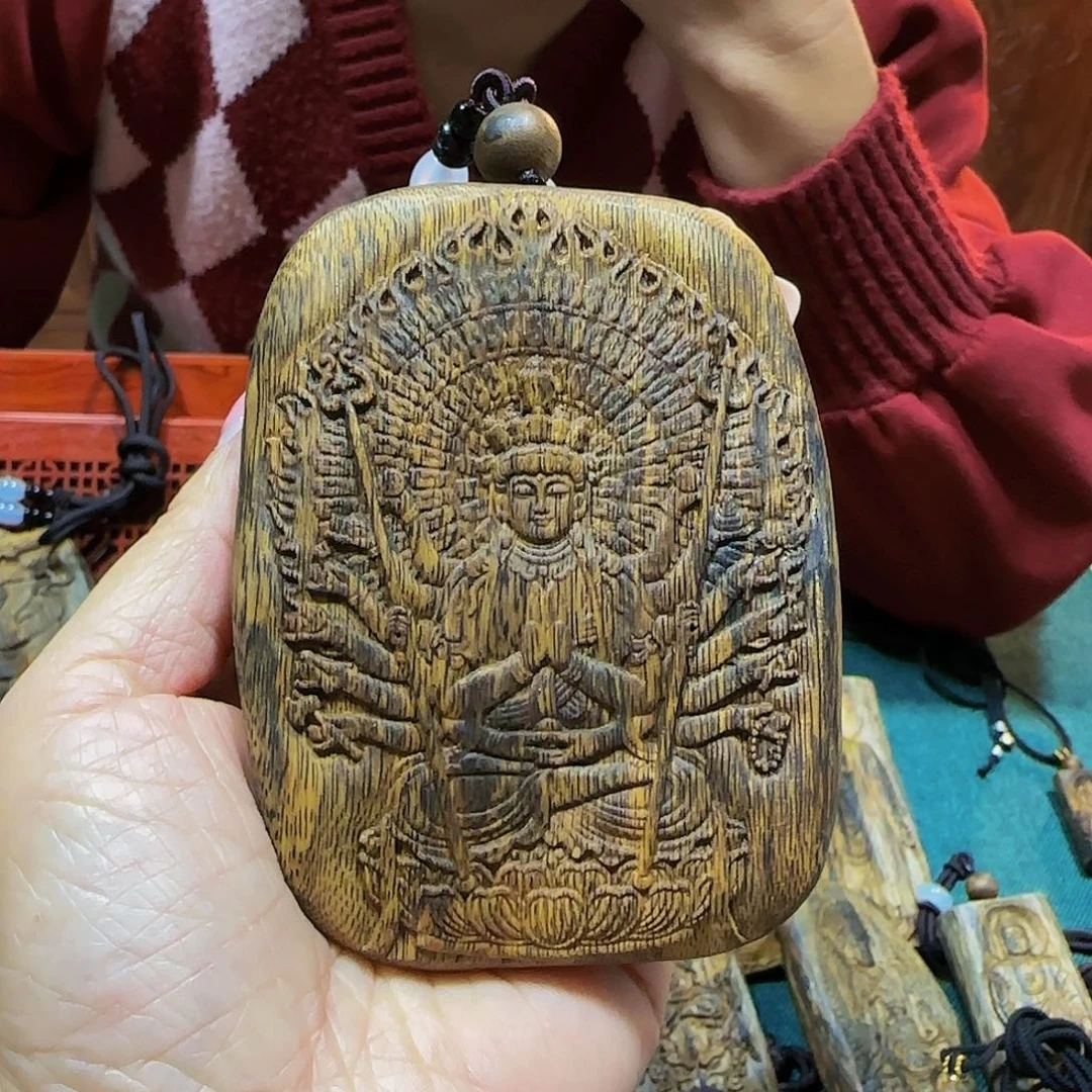 沉香吊坠3*9海南白奇乌身老料雕刻千手观音带绳65克