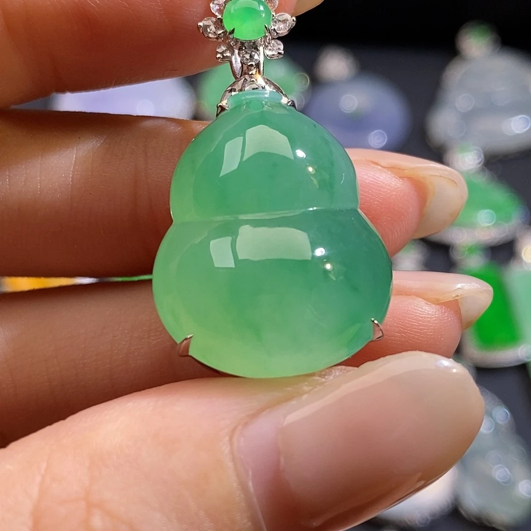 翡翠18K金镶嵌颈饰葫芦