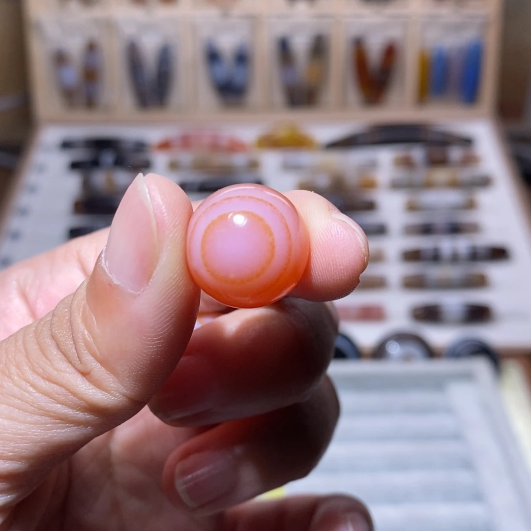 玛瑙/玉髓颈饰未镶嵌是****?