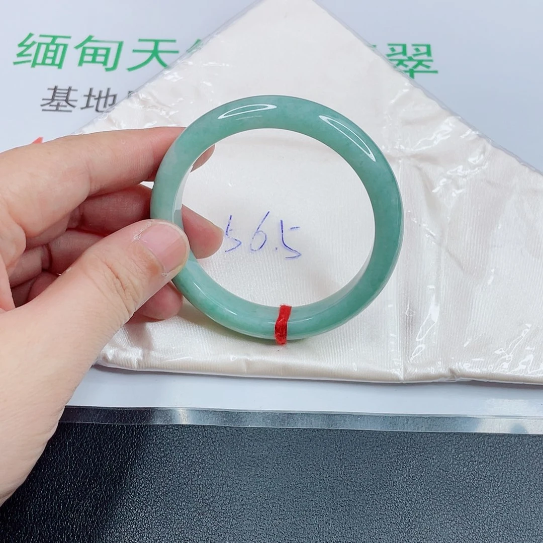 翡翠手镯未镶嵌满绿翡翠手镯