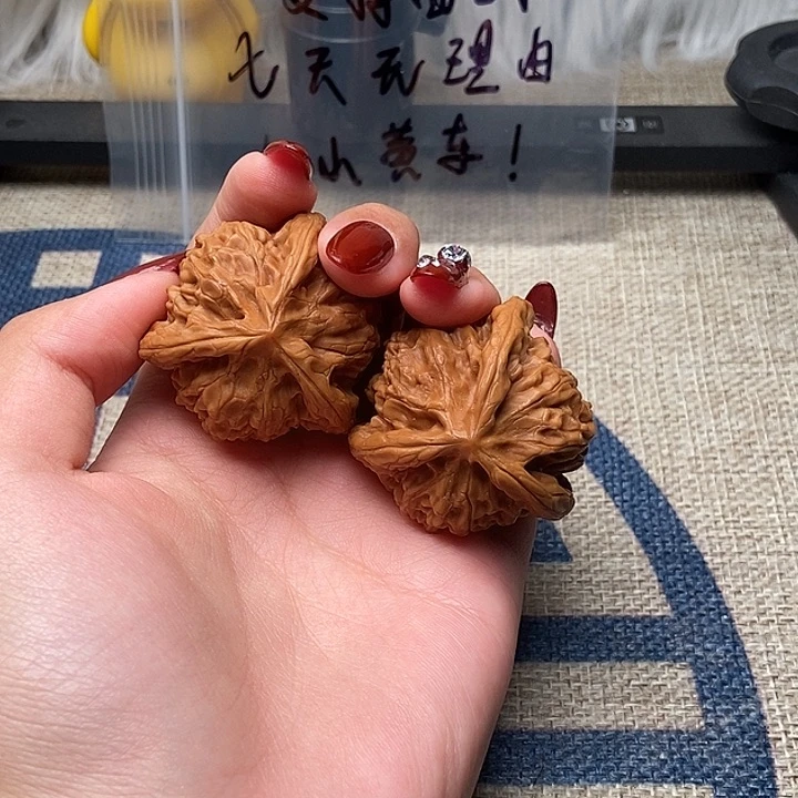 文玩核桃把件l*y白狮子正奔