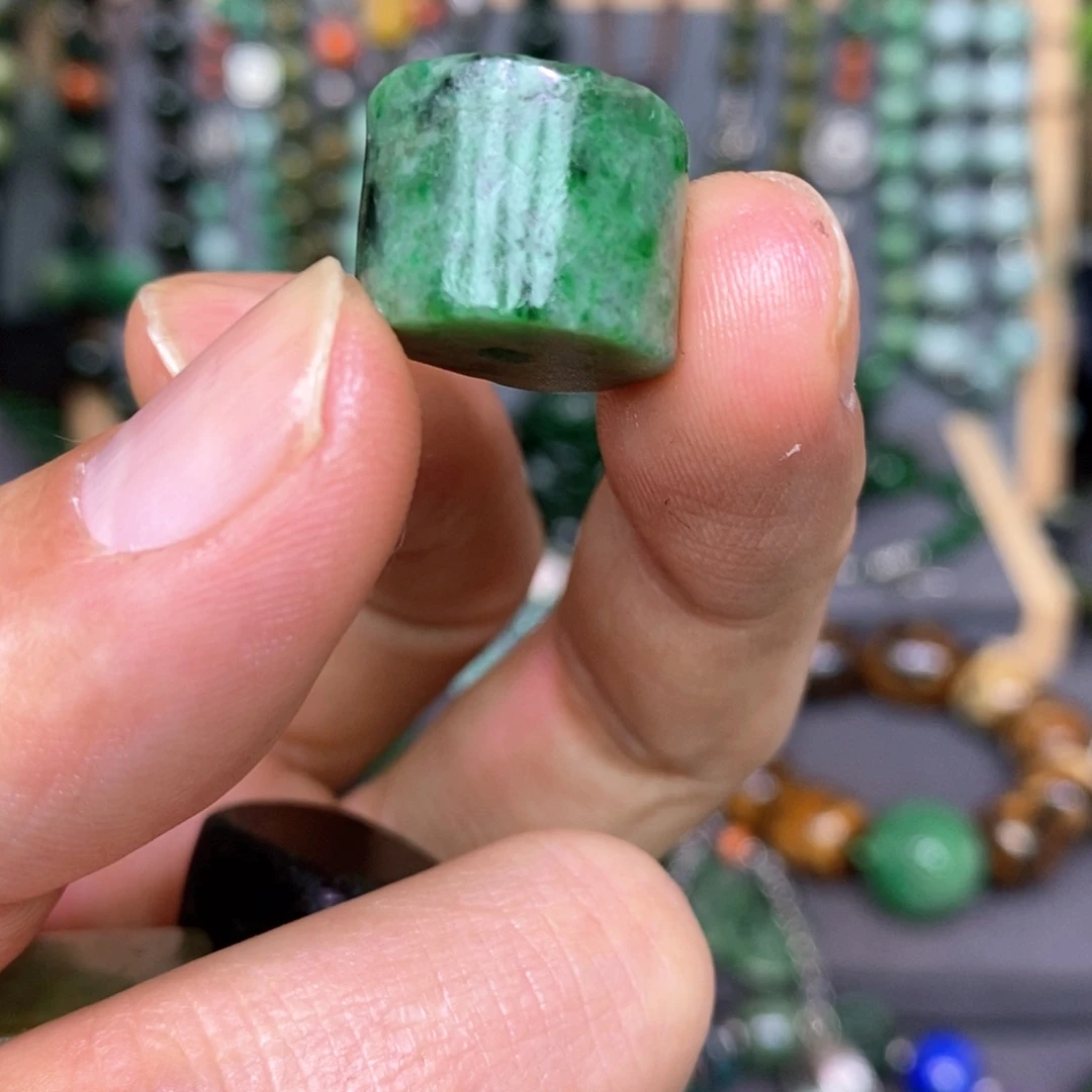 翡翠颈饰未镶嵌漂亮美眉