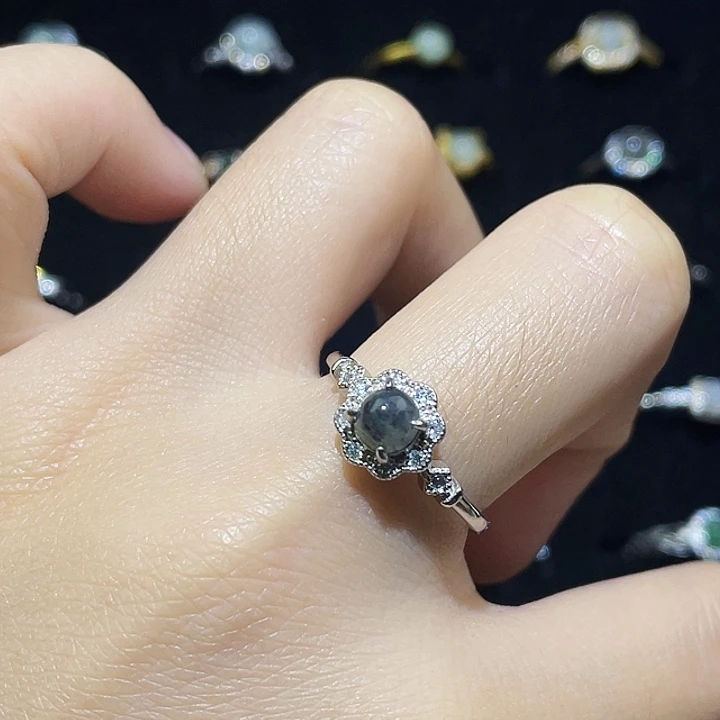 翡翠未镶嵌颈饰戒指