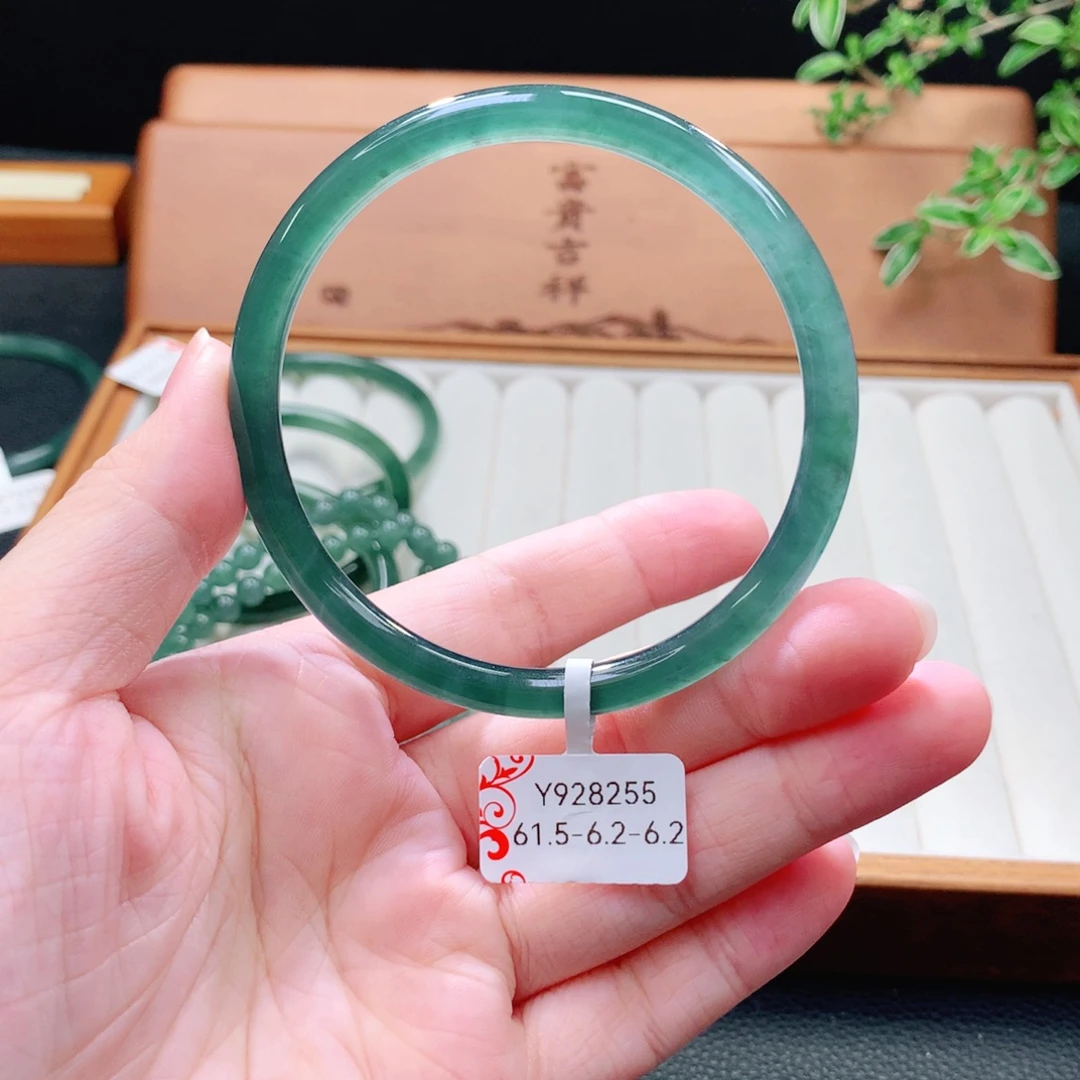 翡翠未镶嵌手镯（圆镯）