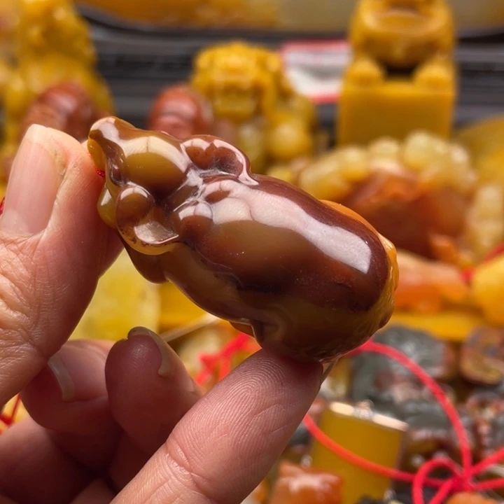 石英质玉（黄龙玉）挂件合金文****红