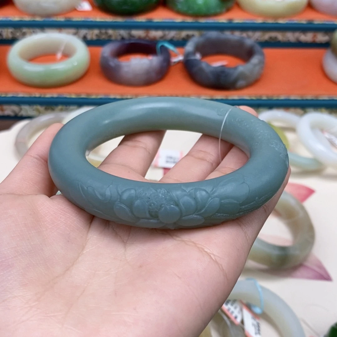 向***花和田玉未镶嵌手镯手镯定制