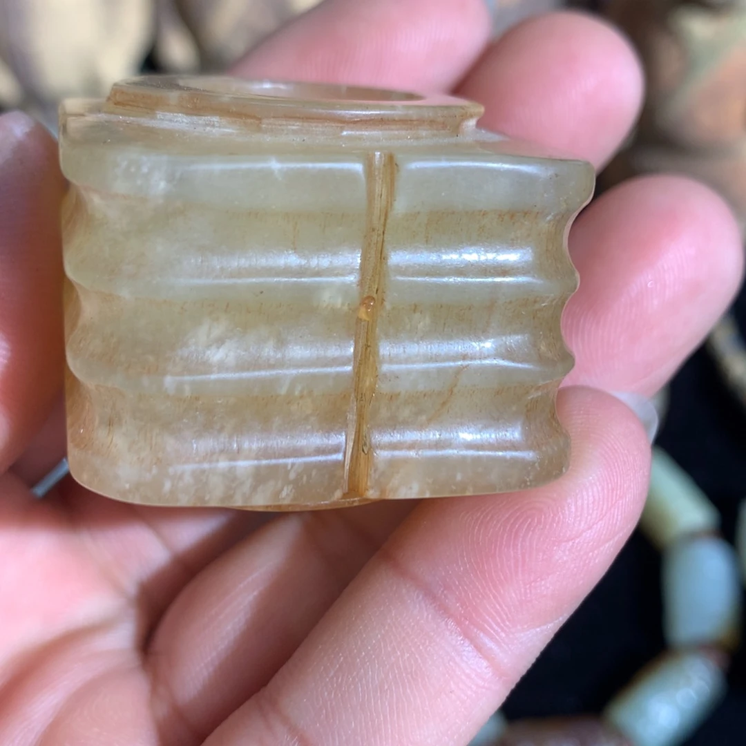 透闪石质玉未镶嵌颈饰