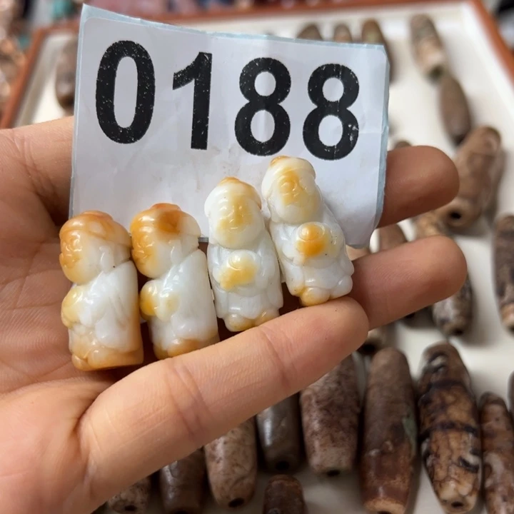 大***姐和田玉（糖玉）未镶嵌颈饰