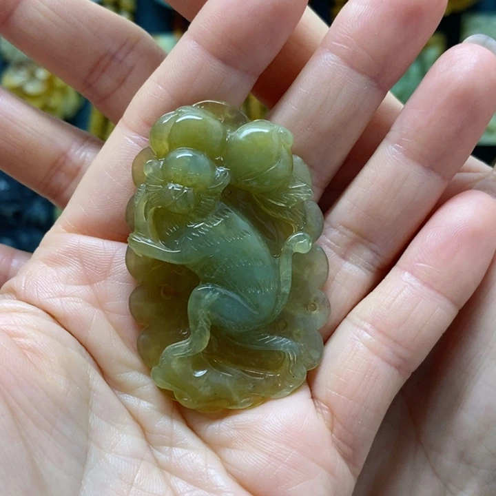 蛇纹石玉挂件未镶嵌