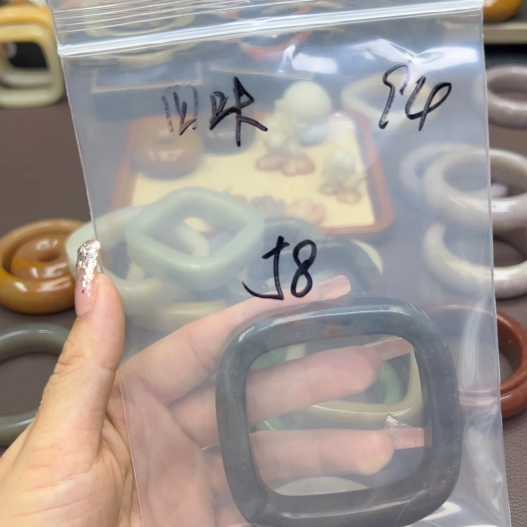 石英质玉手镯未镶嵌四*草