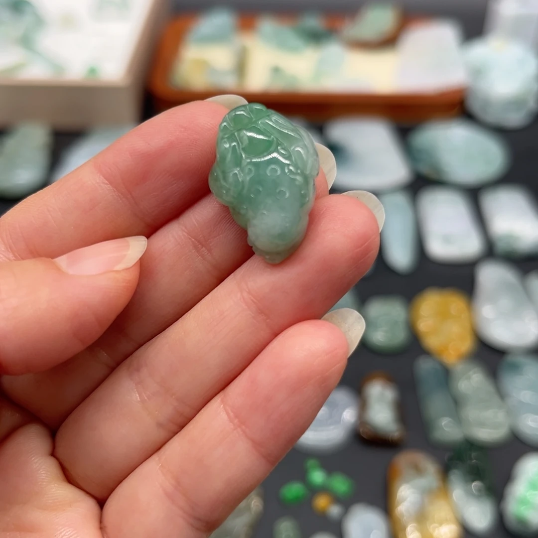 翡翠未镶嵌颈饰金蟾