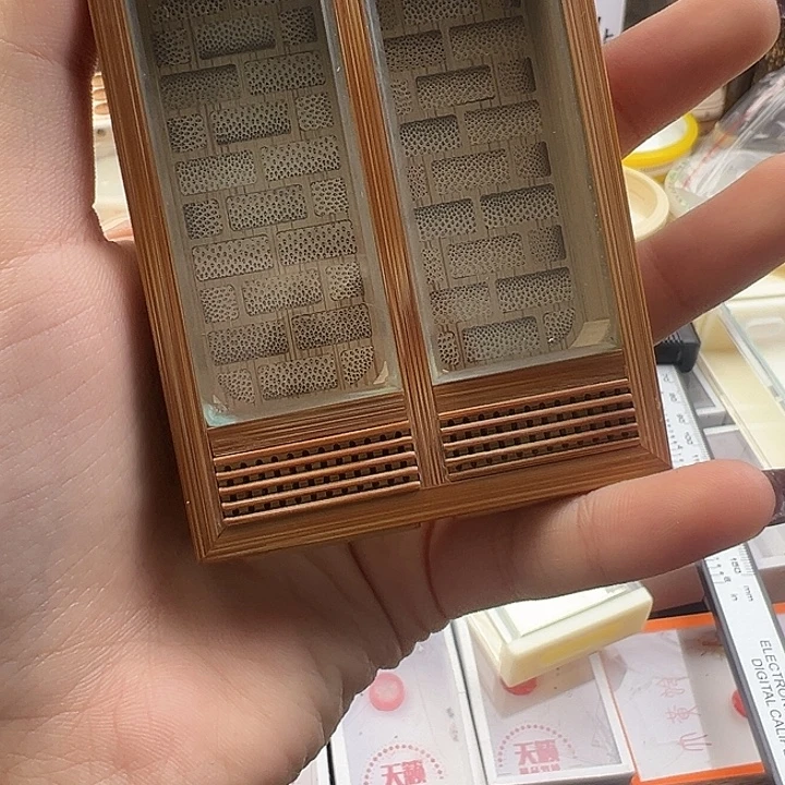 好***生毛师傅竹盒一个。    好好