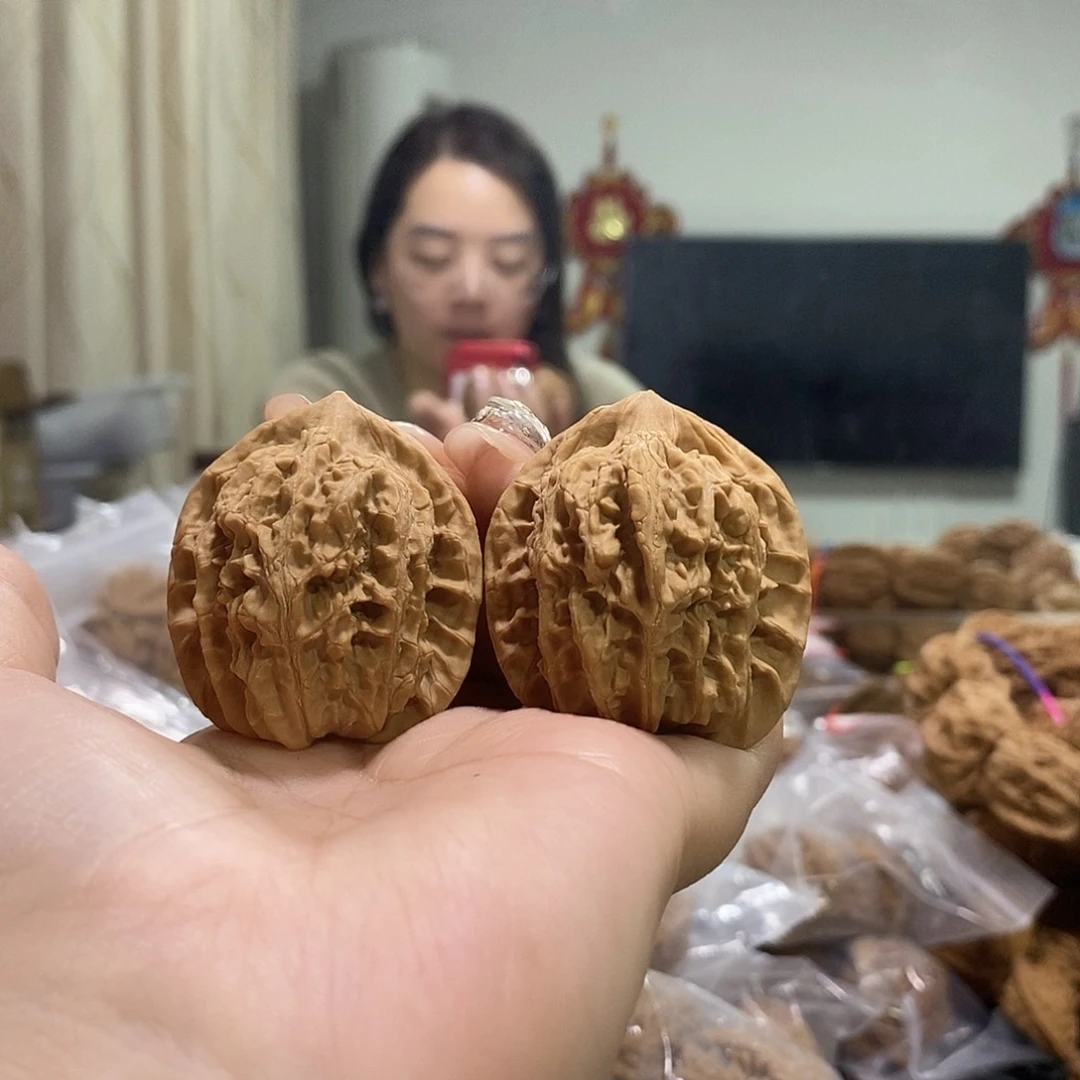 把件文玩核桃39血玲珑尖有伤