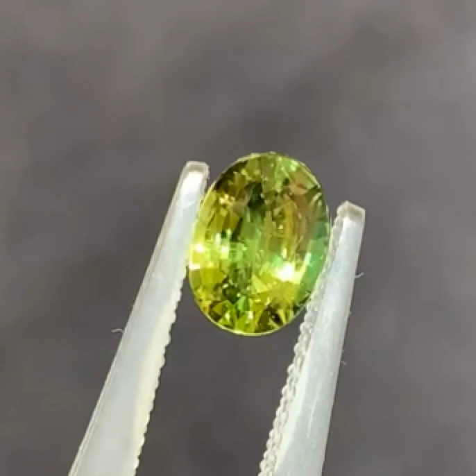 天然无烧花色蓝宝石，1克拉干净玻璃体满火彩的蓝宝颜色鲜艳
