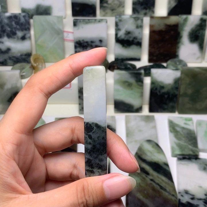 L***n独山玉未镶嵌颈饰