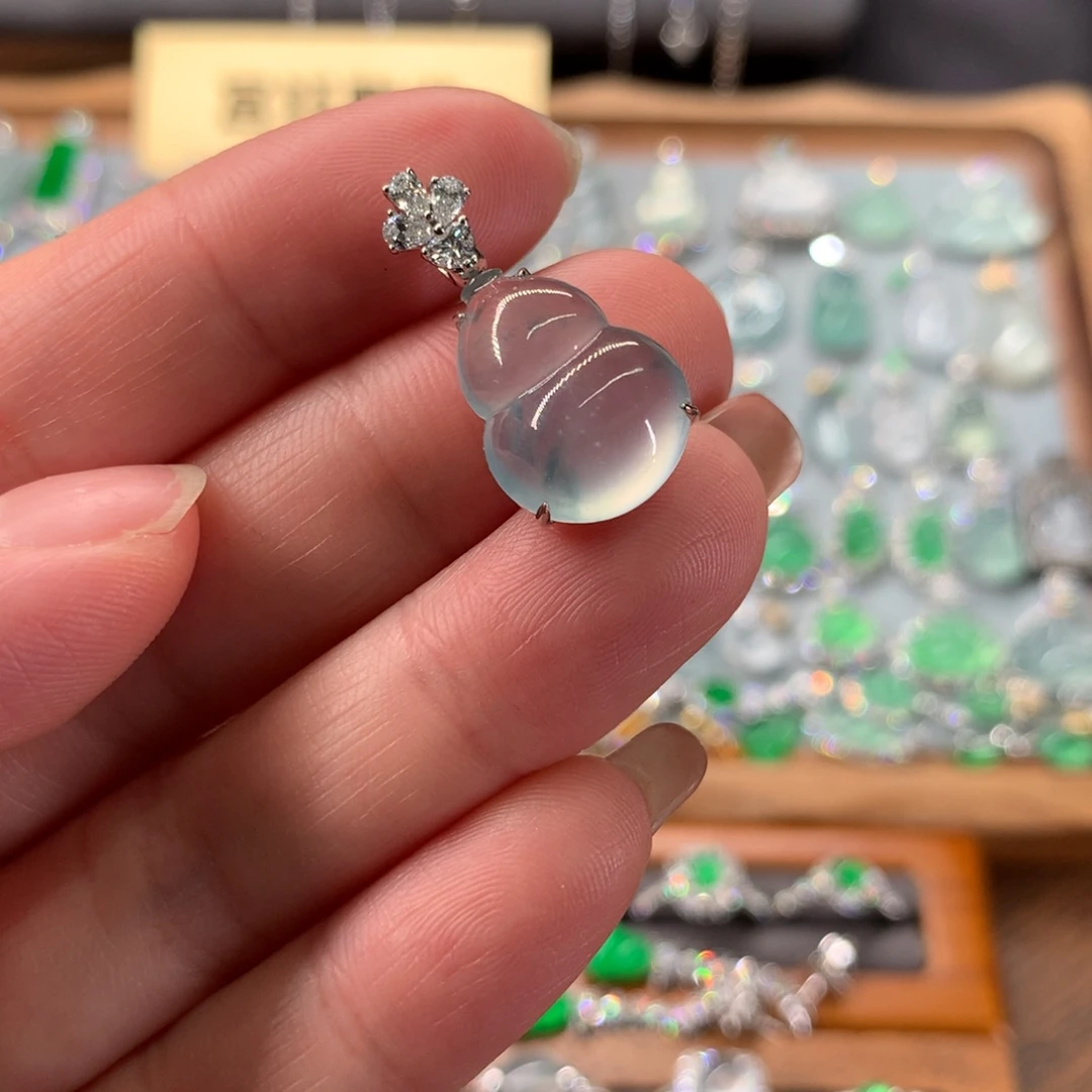 翡翠18K金镶嵌颈饰吊坠