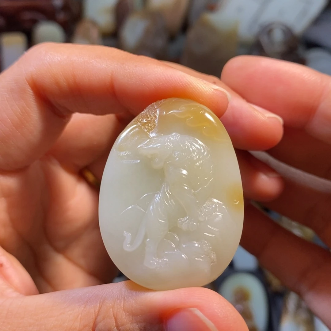 和田玉未镶嵌颈饰虎虎生威