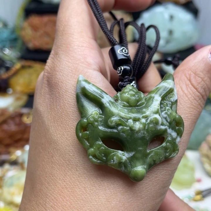 蛇纹石玉未镶嵌颈饰