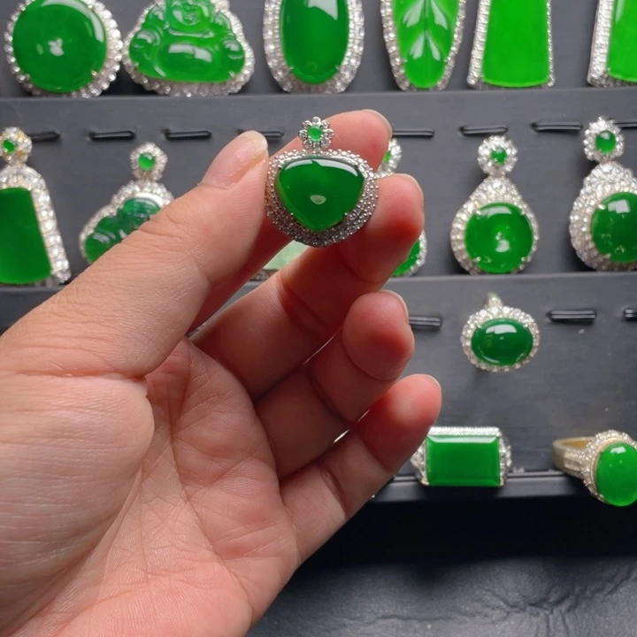 翡翠颈饰银S925镶嵌翡翠吊坠