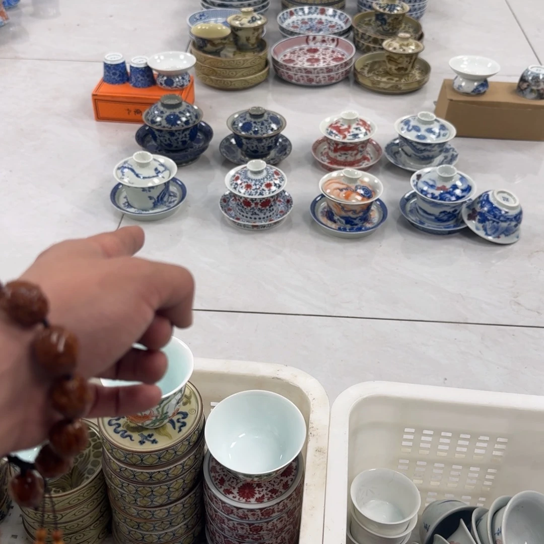 ￴***￴摆件釉里红缠枝莲三才盖碗