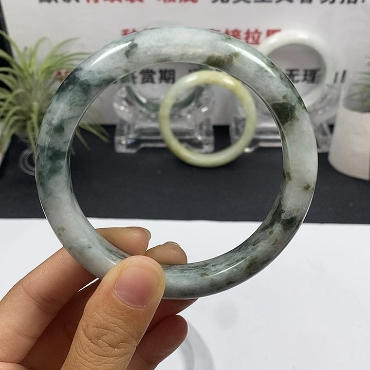 未镶嵌手镯翡翠23号。 63圈