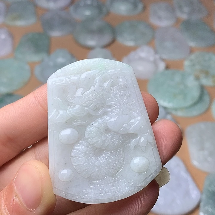 翡翠未镶嵌颈饰龙牌