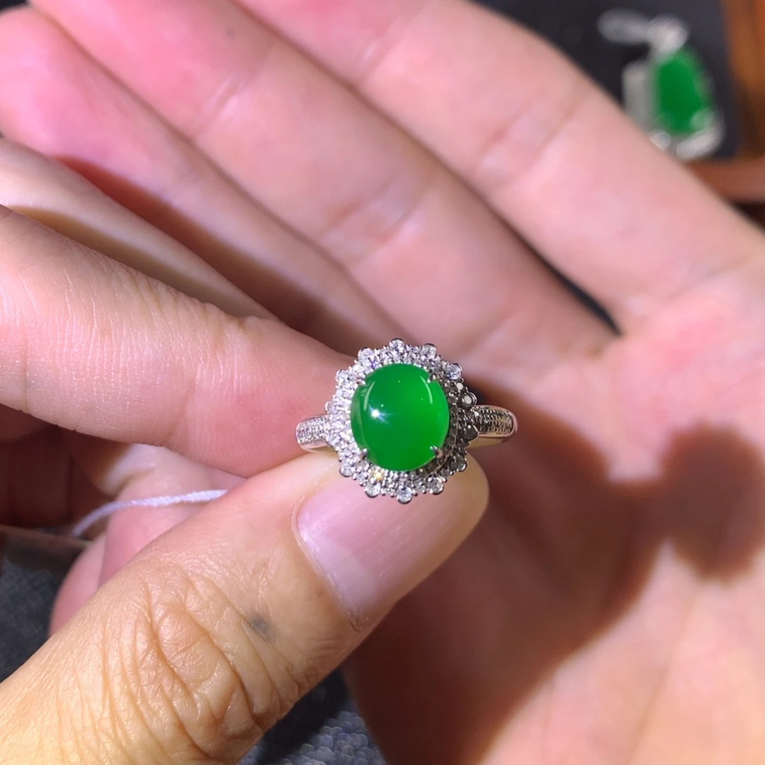 18K金镶嵌戒指翡翠翡翠