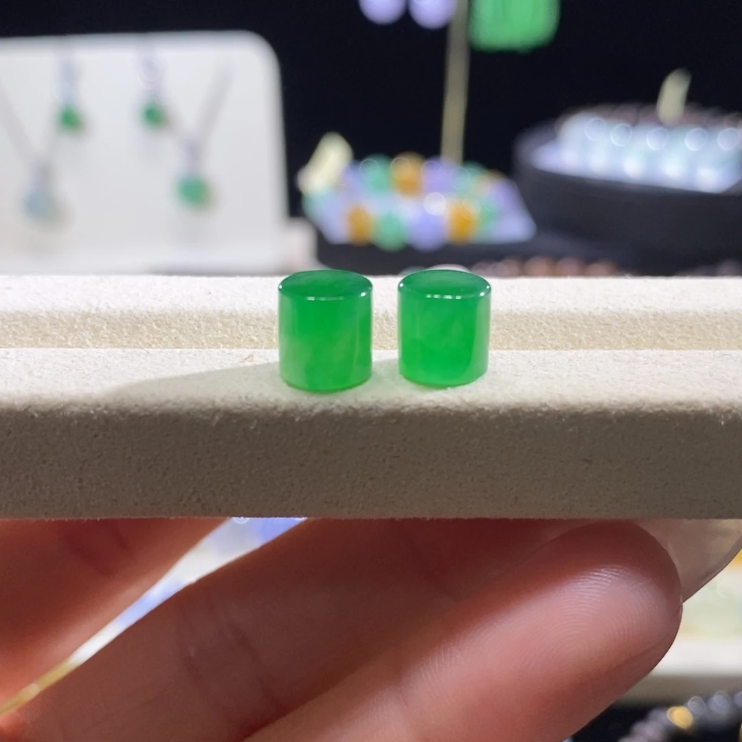 翡翠未镶嵌颈饰翡翠冰阳绿桶珠一对