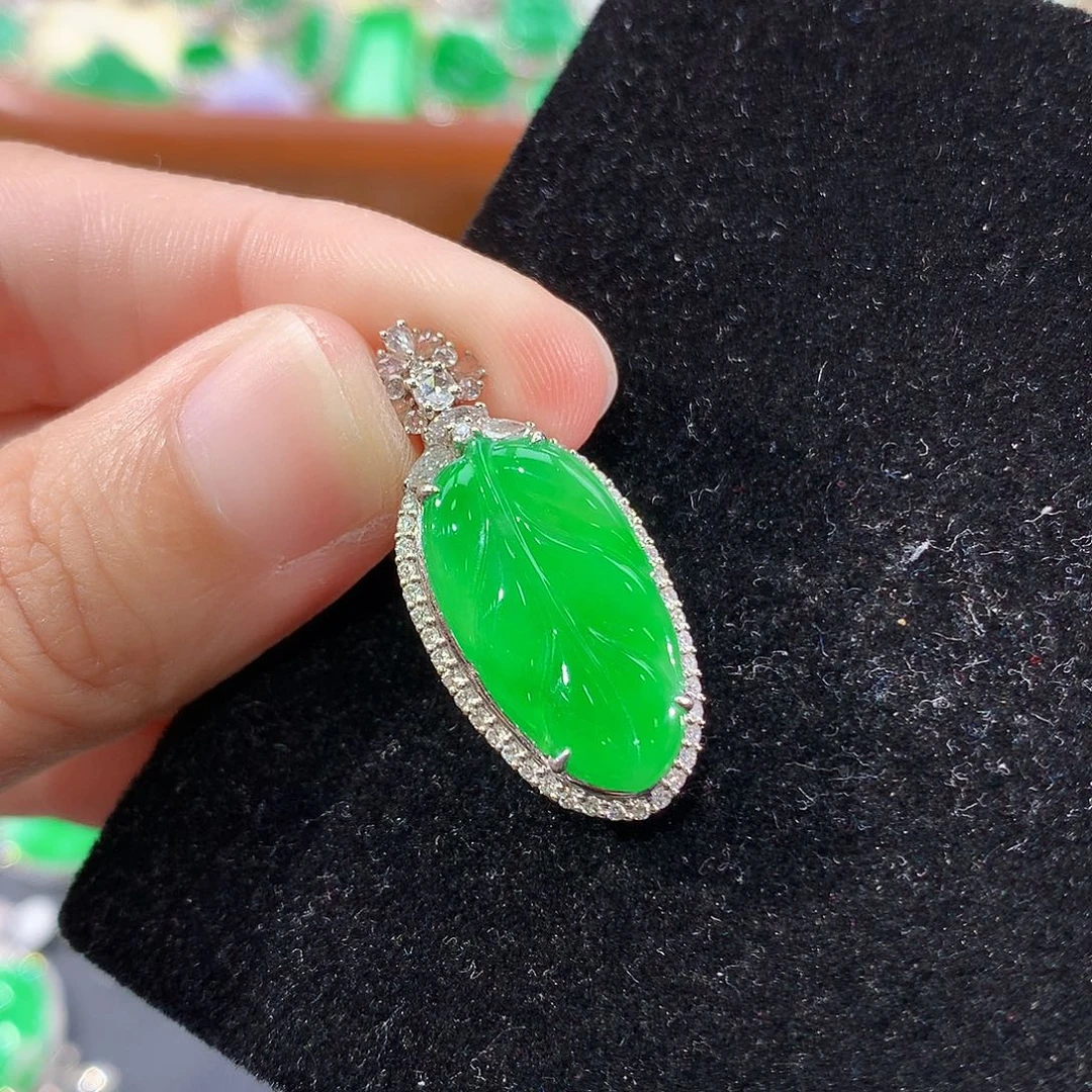 翡翠18K金镶嵌颈饰
