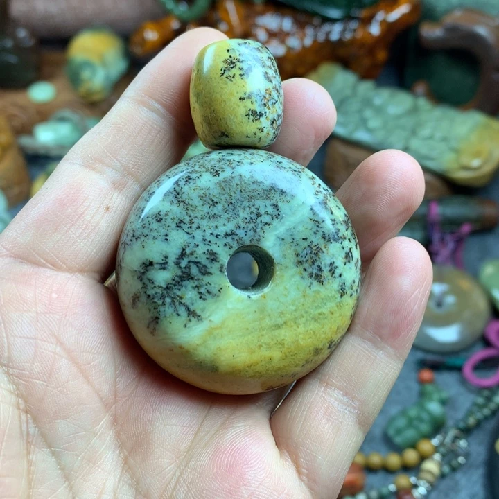 岫岩河磨玉（透闪石质玉）手把件未镶嵌糖**?