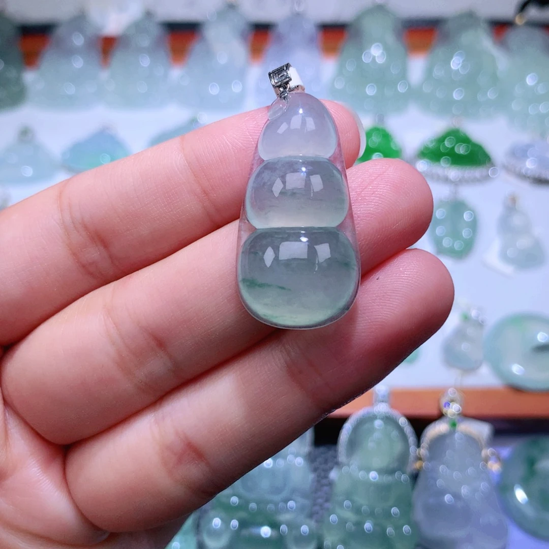 颈饰18K金镶嵌翡翠福豆