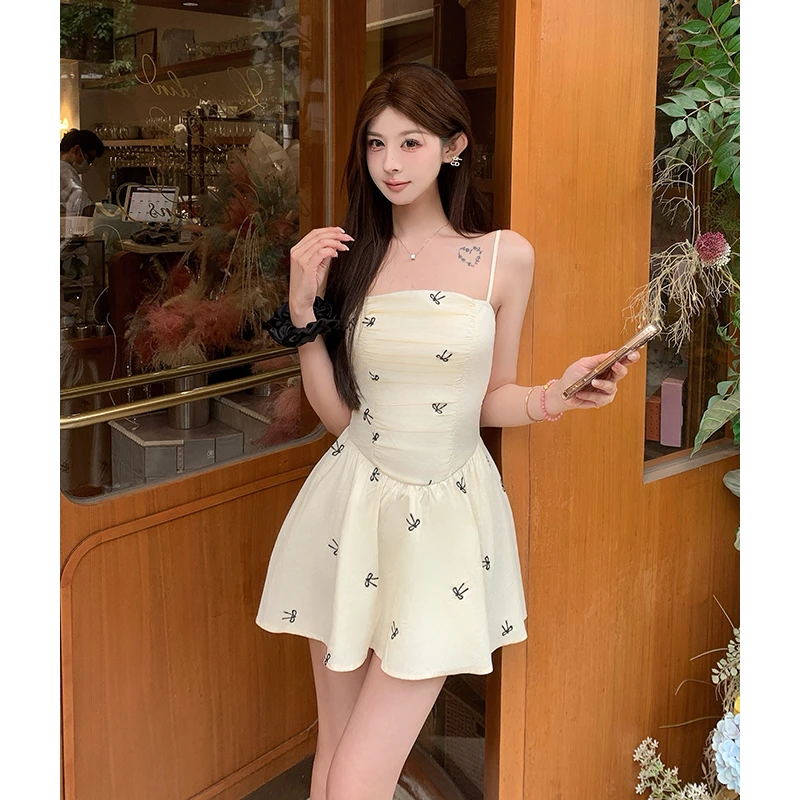 法式蝴蝶结吊带连衣裙女夏季海边度假风气质收腰a字裙