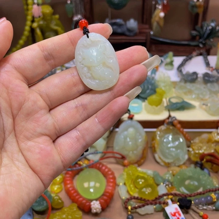 蛇纹石玉颈饰未镶嵌