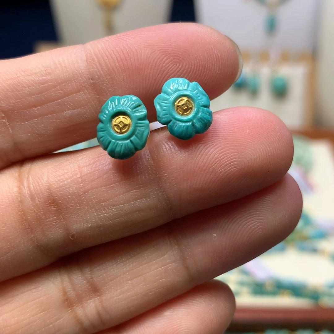 18K金镶嵌绿松石蔷薇花耳钉
